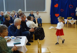 43 Dzieci otrzymują upominki i wręczają je Babciom i Dziadkom