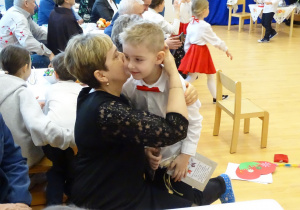 44 Dzieci otrzymują upominki i wręczają je Babciom i Dziadkom