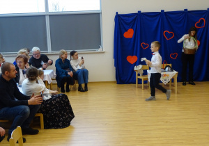 45 Dzieci otrzymują upominki i wręczają je Babciom i Dziadkom42 Dzieci otrzymują upominki i wręczają je Babciom i Dziadkom