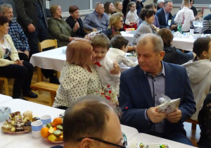 46 Dzieci otrzymują upominki i wręczają je Babciom i Dziadkom