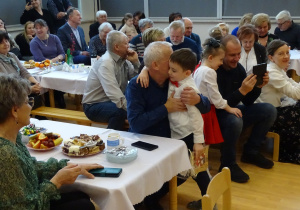 48 Dzieci otrzymują upominki i wręczają je Babciom i Dziadkom