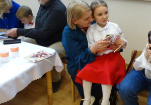 49 Dzieci otrzymują upominki i wręczają je Babciom i Dziadkom