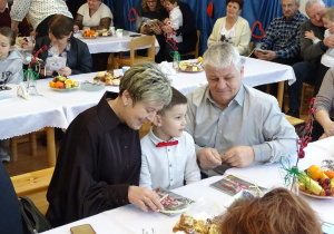 50 Dzieci otrzymują upominki i wręczają je Babciom i Dziadkom