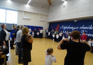 52 Goście i dzieci podczas zabaw przy muzyce