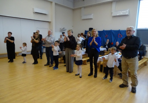 53 Goście i dzieci podczas zabaw przy muzyce