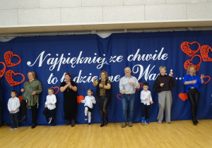 55 Goście i dzieci podczas zabaw przy muzyce