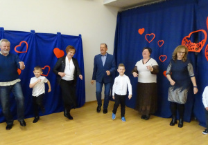 56 Goście i dzieci podczas zabaw przy muzyce