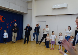 57 Goście i dzieci podczas zabaw przy muzyce