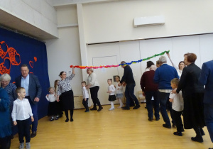 58 Goście i dzieci podczas zabaw przy muzyce