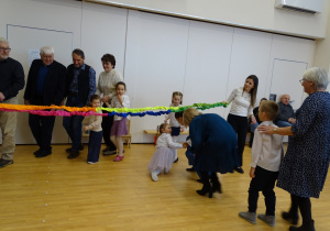 59 Goście i dzieci podczas zabaw przy muzyce