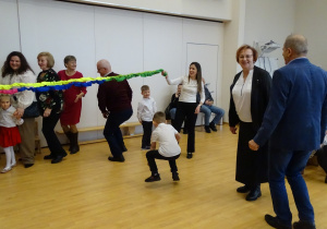 60 Goście i dzieci podczas zabaw przy muzyce