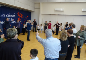 61 Goście i dzieci podczas zabaw przy muzyce