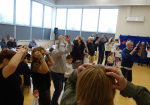 62 Goście i dzieci podczas zabaw przy muzyce