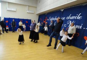 63 Goście i dzieci podczas zabaw przy muzyce