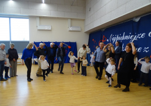 64 Goście i dzieci podczas zabaw przy muzyce