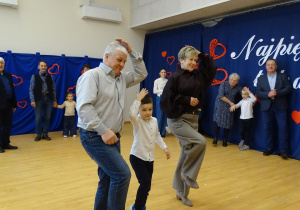 65 Goście i dzieci podczas zabaw przy muzyce