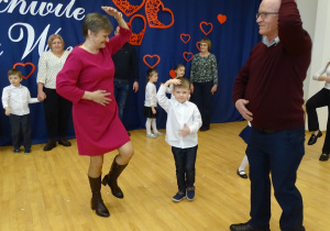 66 Goście i dzieci podczas zabaw przy muzyce