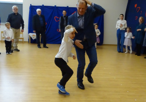 67 Goście i dzieci podczas zabaw przy muzyce