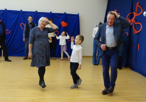 68 Goście i dzieci podczas zabaw przy muzyce