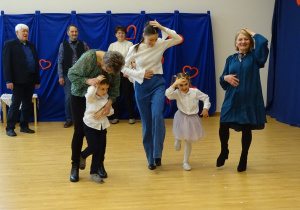 69 Goście i dzieci podczas zabaw przy muzyce