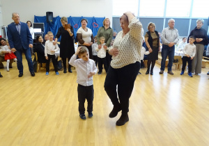 70 Goście i dzieci podczas zabaw przy muzyce