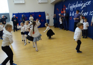 71 Goście i dzieci podczas zabaw przy muzyce