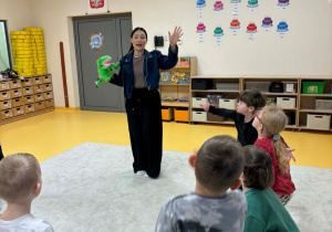 Dzieci witają się z pacynką Dino