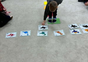 Chłopiec dopasowuje obrazek