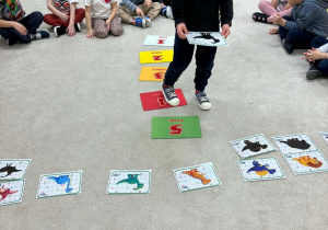 Chłopiec szuka obrazka