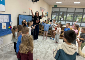 Dzieci witają się z panią