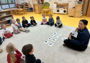 Dzieci słuchają faktów o dinozaurach