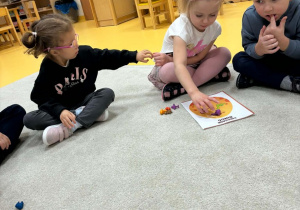 Dzieci grają w bingo