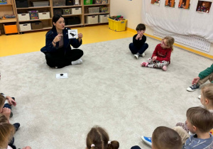 Dzieci słuchają pani