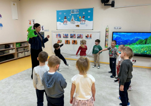 Dzieci witają się z pacynką