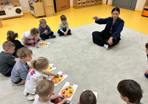 Dzieci patrzą na obrazki