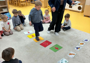 Chłopiec idzie po matach