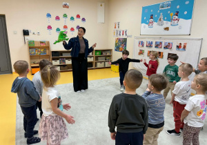 Dzieci witają się z Dino