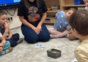 Chłopiec liczy dinozaury