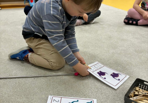 Chłopiec zapina klamerkę