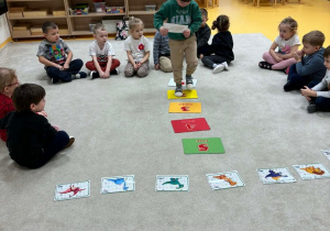 Chłopiec idzie po matach