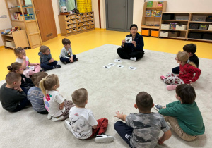 Dzieci w kole z panią