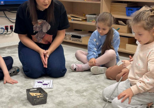 Dziewczynka liczy dinozaury