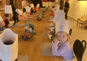 Pani opowiada dzieciom o piekarni.