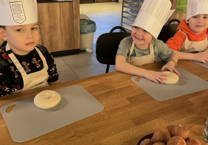 Dzieci podczas udziału w warsztatach.