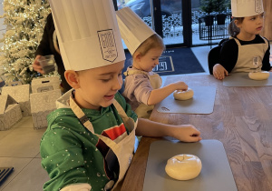 Dzieci podczas udziału w warsztatach.