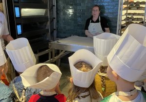 Pani prezentuje dzieciom piec i o nim opowiada.