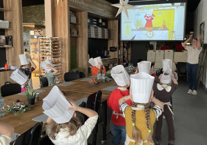 Dzieci podczas zajęć ruchowych.