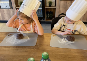 Dzieci biorą udział w warsztatach pieczenia pierników.