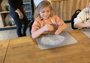 Maja wyrabia ciasto.