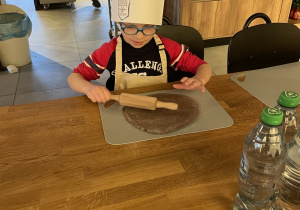 Kuba wałkuje ciasto.